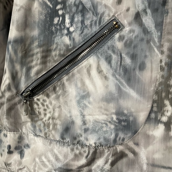 Zenergy by Chico’s women’s gray / multi color metalic Animal print windbreaker - Picture 3 of 6